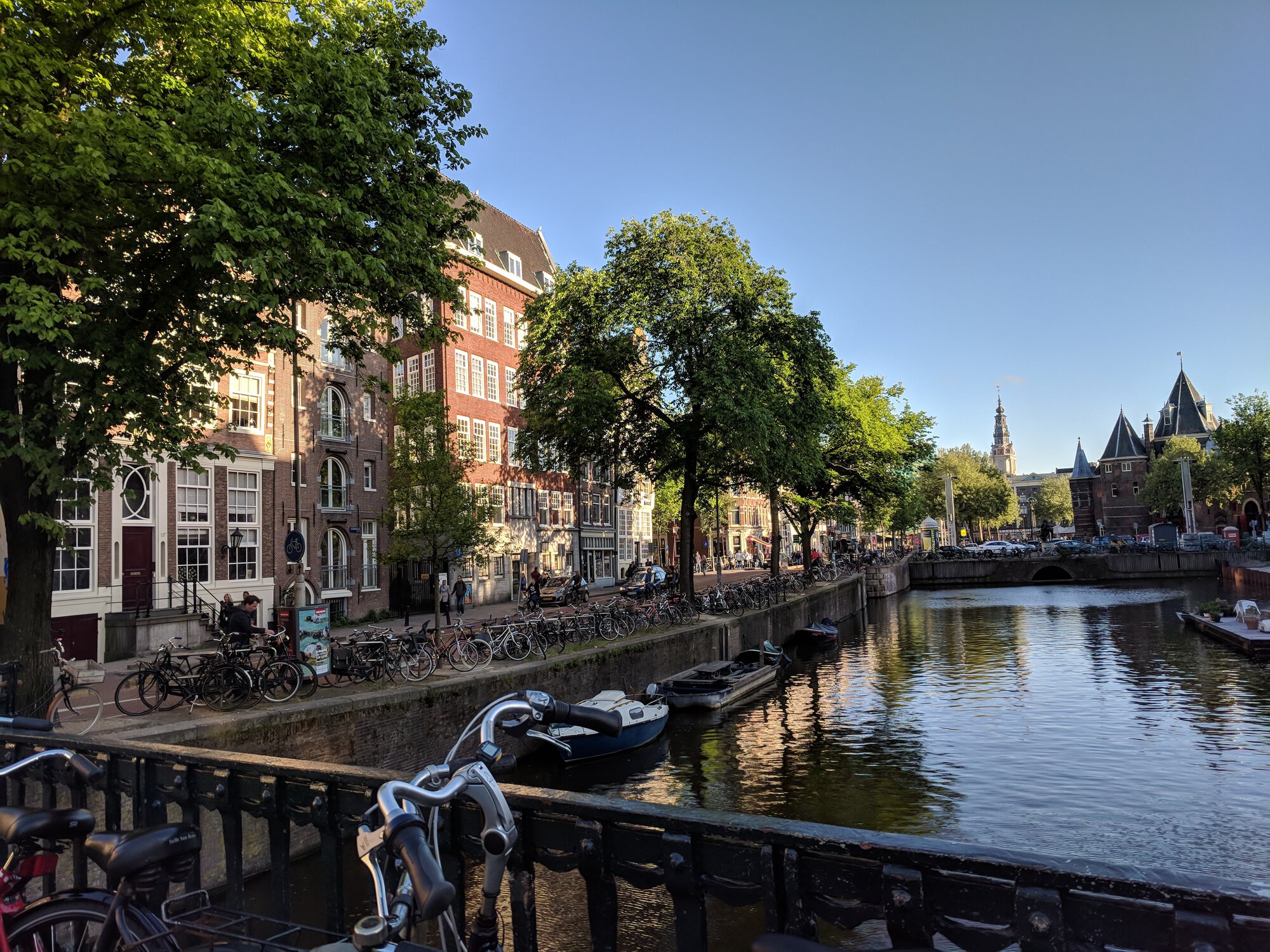 A canal, a bridge and some buildings in the city center